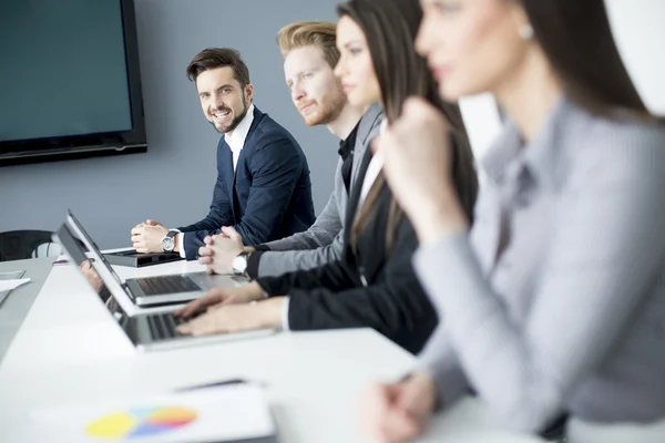 Les jeunes dans le bureau — Photo