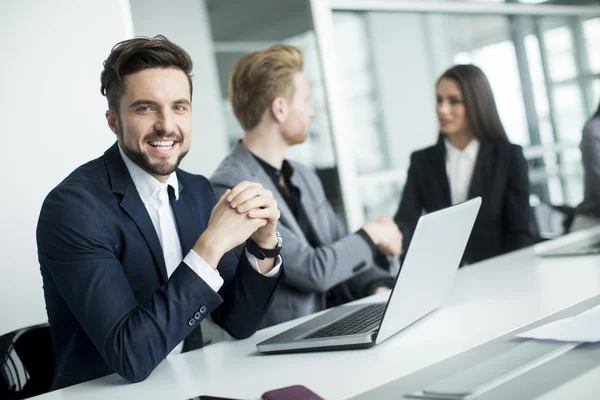 Junge Leute im Büro — Stockfoto