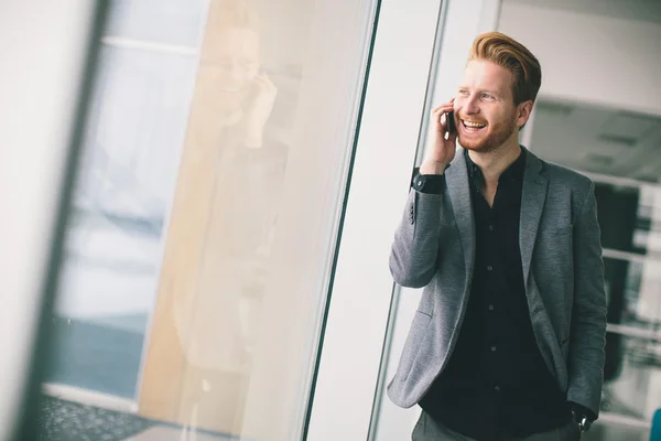 Ung man med mobiltelefon — Stockfoto