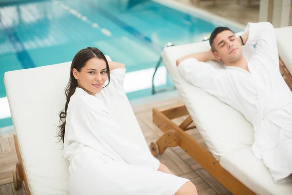 Young couple relaxing by the pool — Stock Photo, Image