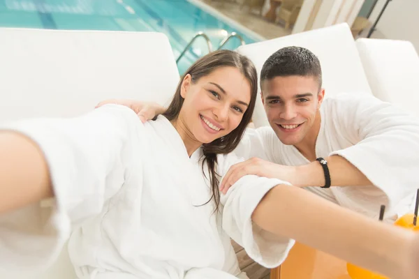 Jovem casal na piscina — Fotografia de Stock