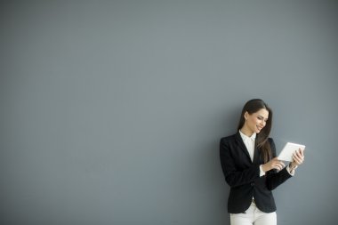 tablet ile genç kadın