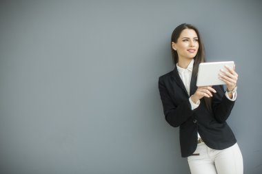 tablet ile genç kadın