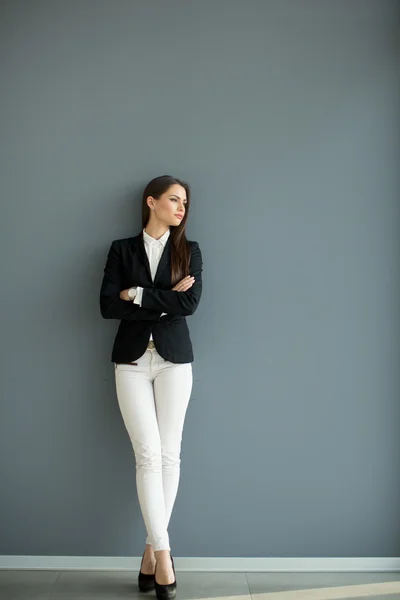 Jovem mulher empreendedora na parede — Fotografia de Stock