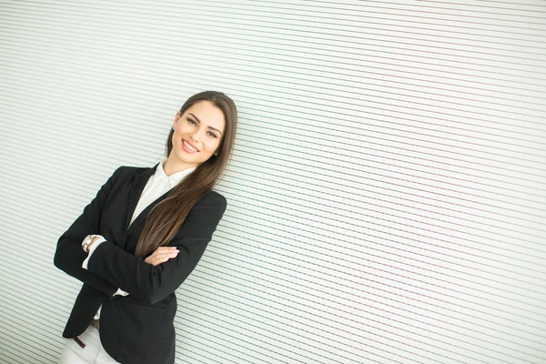 Jeune femme de rusticité par le mur — Photo