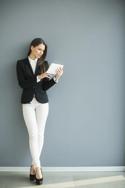 Jonge vrouw met Tablet PC — Stockfoto