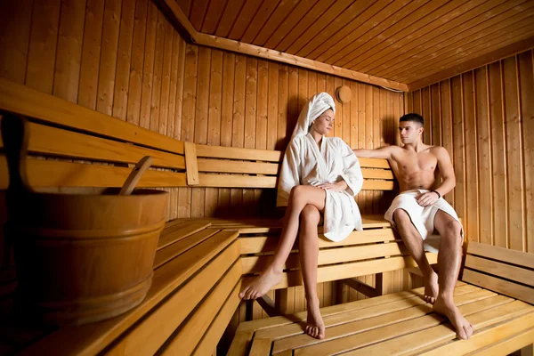 Jeune couple dans le sauna — Photo