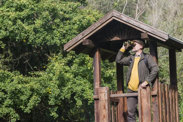 Senior man with binoculars — Stock Photo, Image