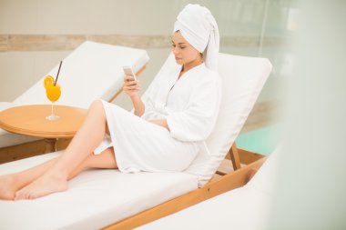 havuz kenarında genç kadın