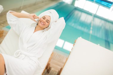 havuz kenarında genç kadın