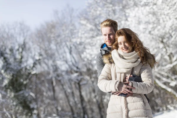 Pareja joven en invierno —  Fotos de Stock