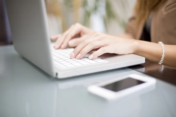 Jovem mulher trabalhando no laptop — Fotografia de Stock