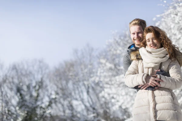 Jovem casal no inverno — Fotografia de Stock