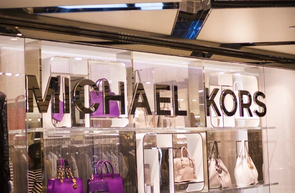 Michael Kors ostoksia — kuvapankkivalokuva