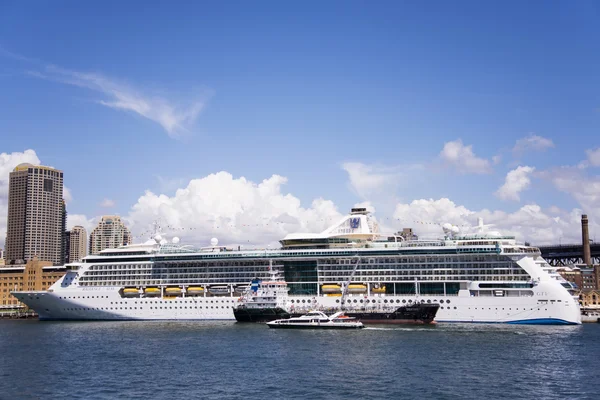 Cruiser i Sidney hamn — Stockfoto