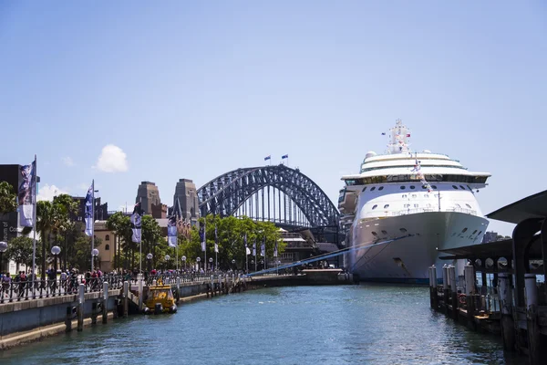 Croiseur dans le port de Sidney — Photo