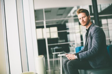 Ofisteki genç adam.