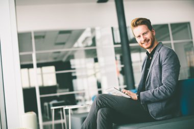 Ofisteki genç adam.