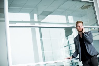 Ofisteki genç adam.