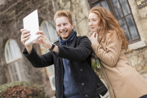 Casal tirando foto com tablet — Fotografia de Stock