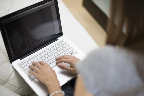 Young woman working on laptop — Stock Photo, Image