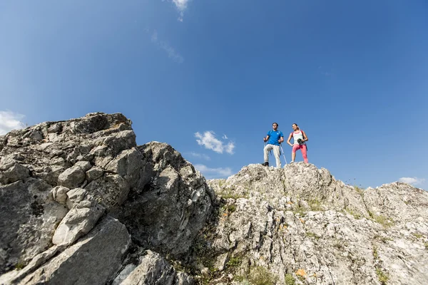 Jovem casal caminhadas na montanha — Fotografia de Stock