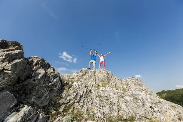 Genç bir çift dağda hiking — Stok fotoğraf