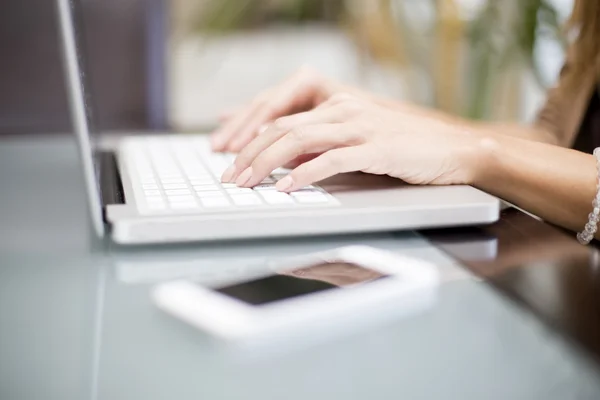 Young woman working on laptop — Stock Photo, Image