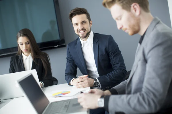 Junge Leute im Büro — Stockfoto