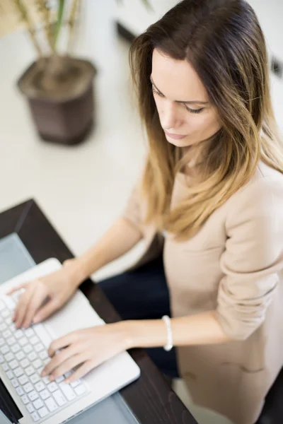 Junge Frau arbeitet am Laptop — Stockfoto