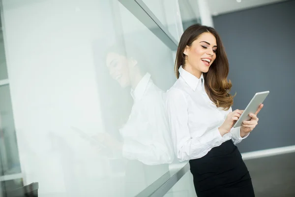 Jonge vrouw in het kantoor — Stockfoto