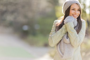 Parktaki Genç Kadın