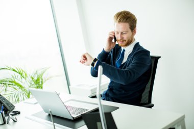 Ofisteki genç adam.