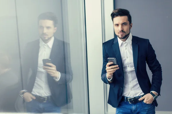 Joven en la oficina — Foto de Stock