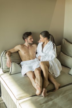 Genç çift yatakta.