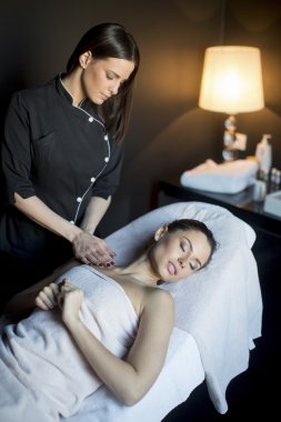 Genç bayan masaj yaptırıyor.