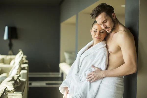 Jovem casal no quarto — Fotografia de Stock