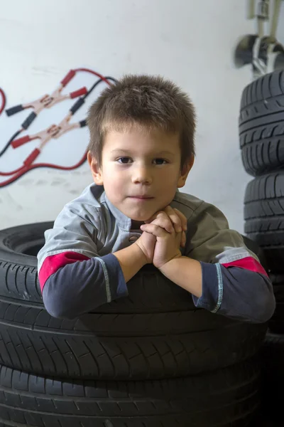 男孩和轮胎 — 图库照片