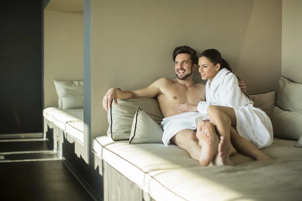 Jovem casal na cama — Fotografia de Stock