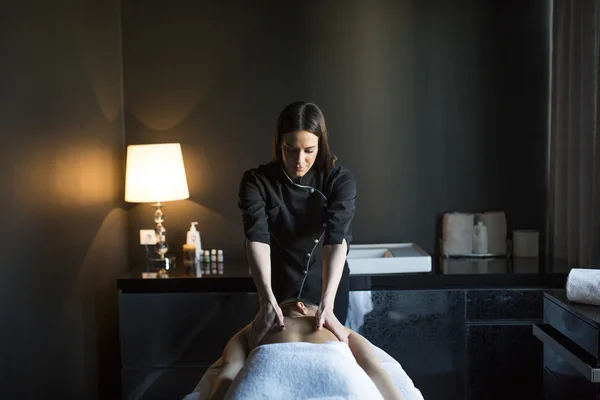 Jovem mulher fazendo uma massagem — Fotografia de Stock