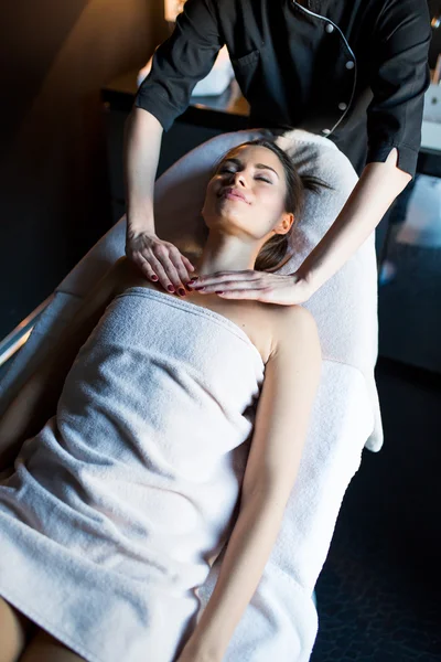 Mladá žena na masáž — Stock fotografie