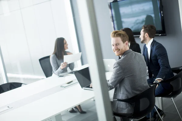 Junge Leute im Büro — Stockfoto