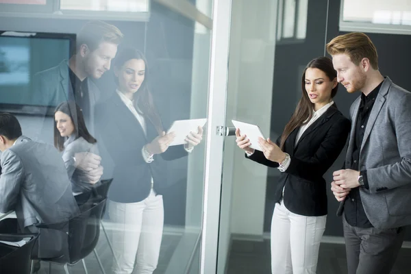 Jóvenes en la oficina — Foto de Stock