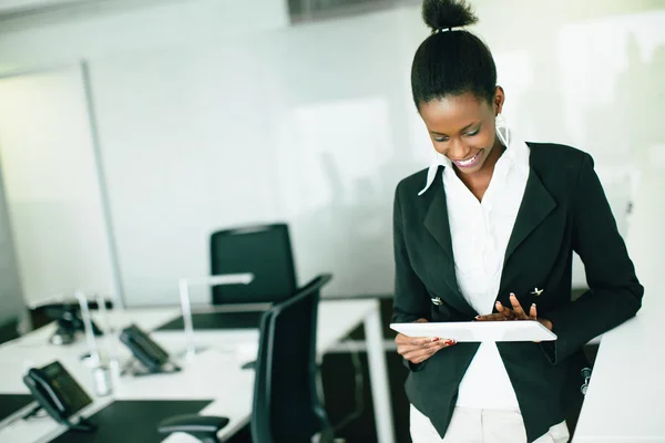 Junge Frau im Büro — Stockfoto