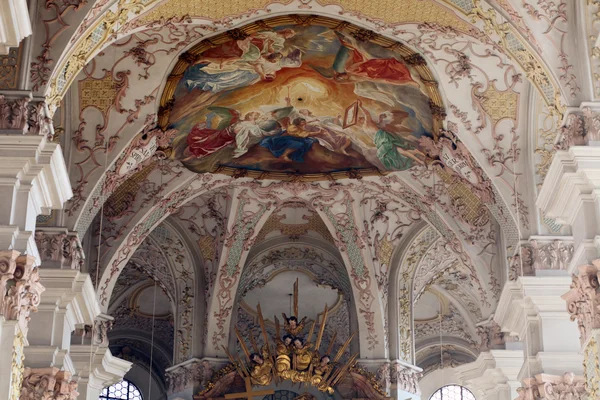 聖ペテロ教会、ドイツ ・ ミュンヘンでのフレスコ画天井 — ストック写真