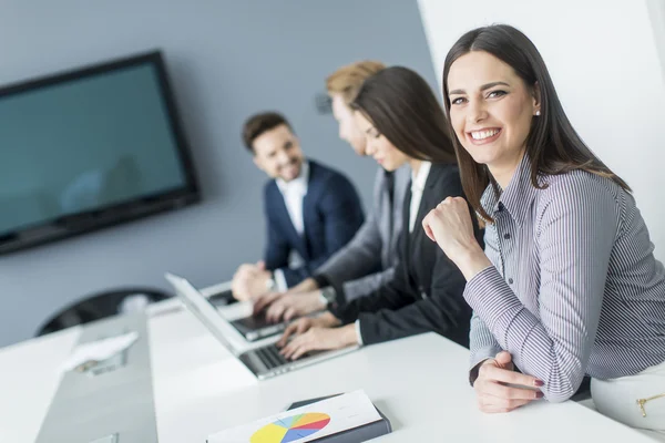 Junge Leute im Büro — Stockfoto