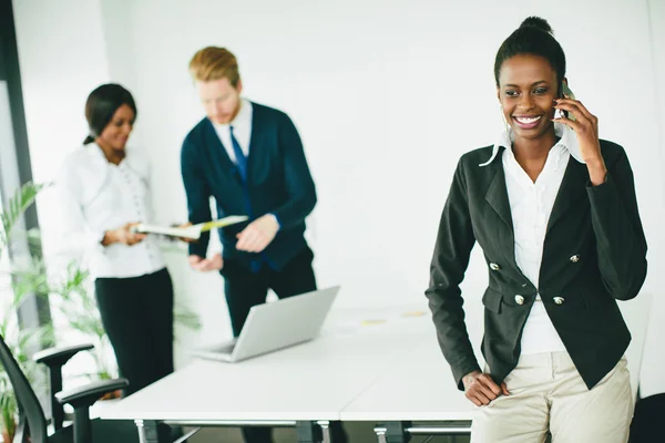 Mujer joven en la oficina — Foto de Stock