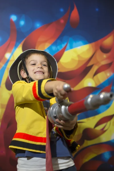消防员的男孩 — 图库照片