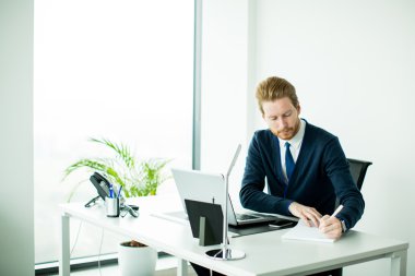 Genç adam çalışıyor.