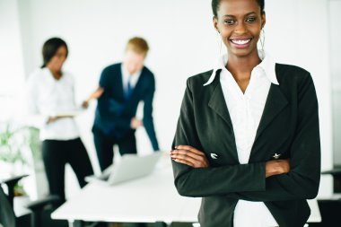 Ofisteki genç bayan.